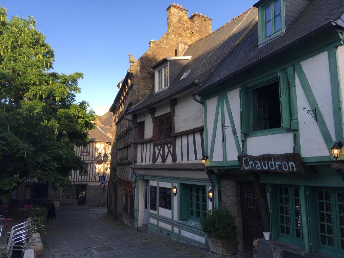 Marie Et Brieuc _ Duplex Lumineux Colore Atypique Face Cathedrale 쎙브히육 외부 사진